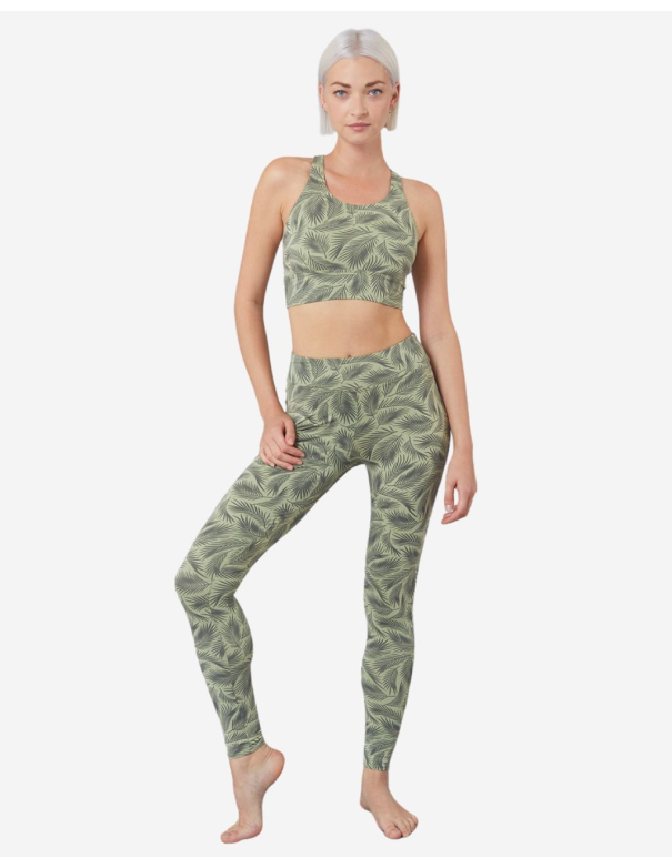 Tenue de yoga avec legging vert